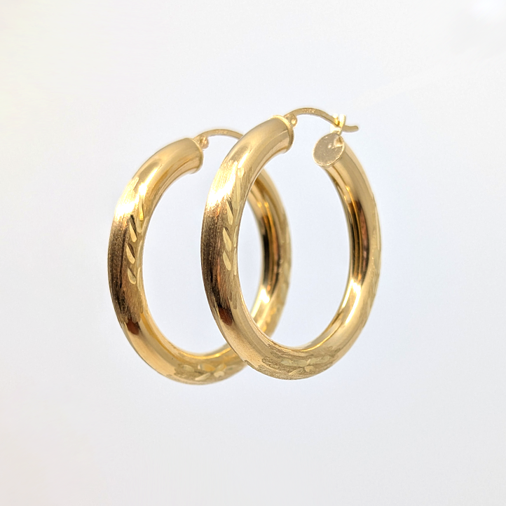 A medium hoop earring with 10k yellow gold and a diamond cut design. 35mm Diameter, 4.75mm Thickness